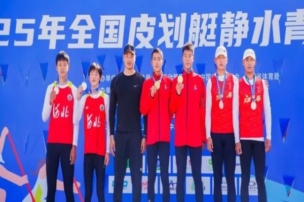 汉密尔顿法拉利新赛季磨合与勒克莱尔队内竞争战术分歧深度观察